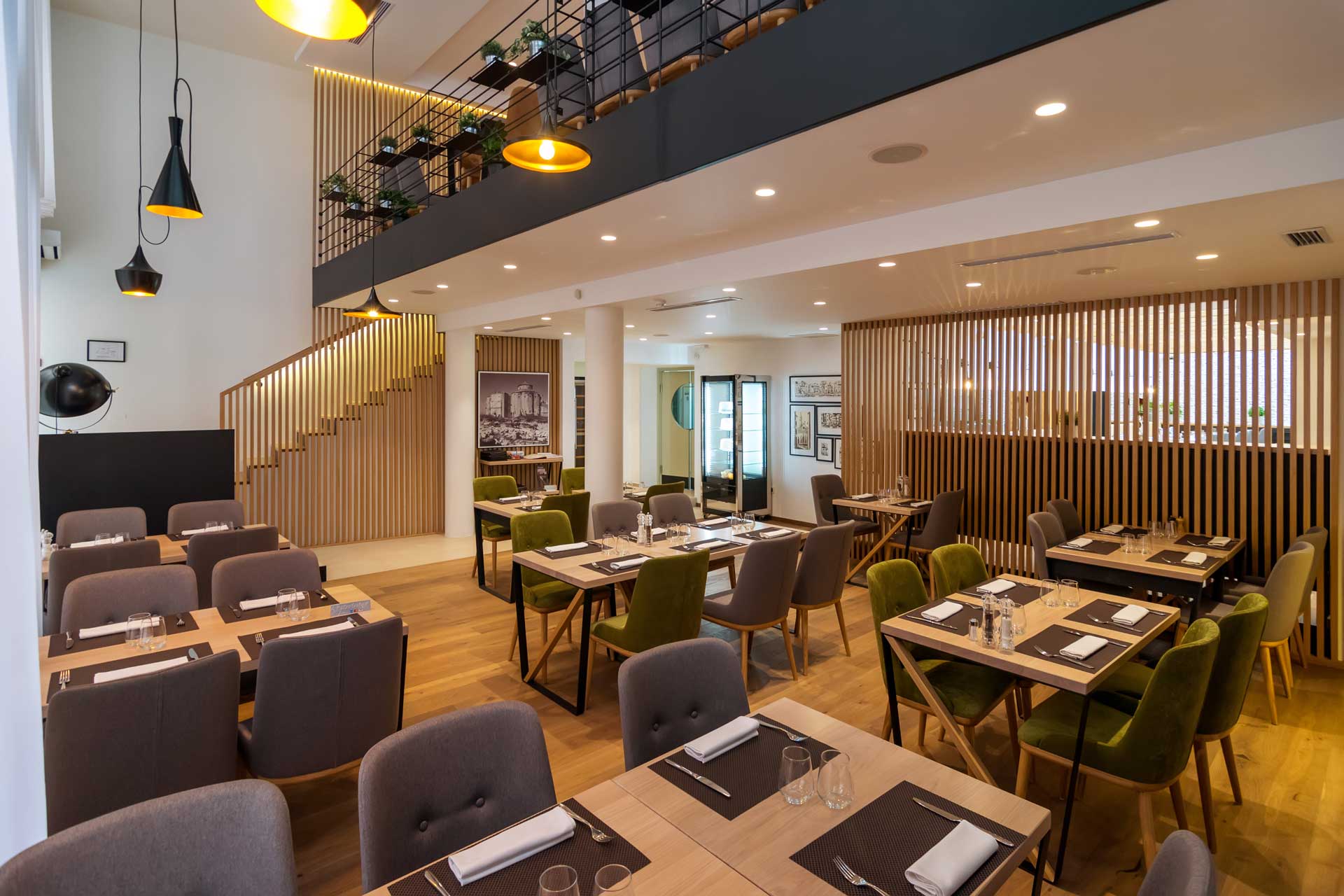 Interijer restorana - Moderan i topao ambijent