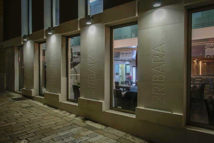 Vanjska fasada restorana 2 Ribara - Ul. Blaža Jurjeva 1, Zadar